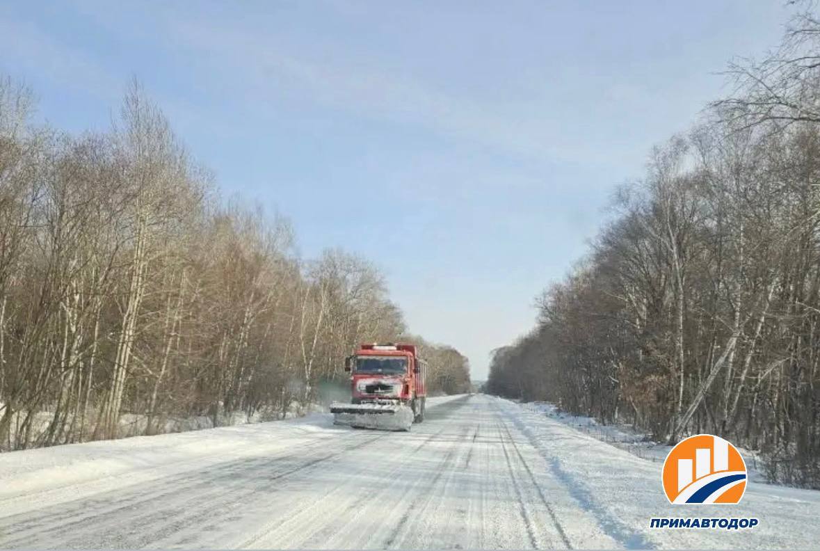 Дорожники продолжают снегоуборку и обработку дороги Шкотово – Партизанск с 33 по 50 километры