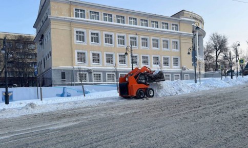 Вручную и с помощью спецтехники бригады «СГТ» расчищают тротуары и проезжую часть от снега