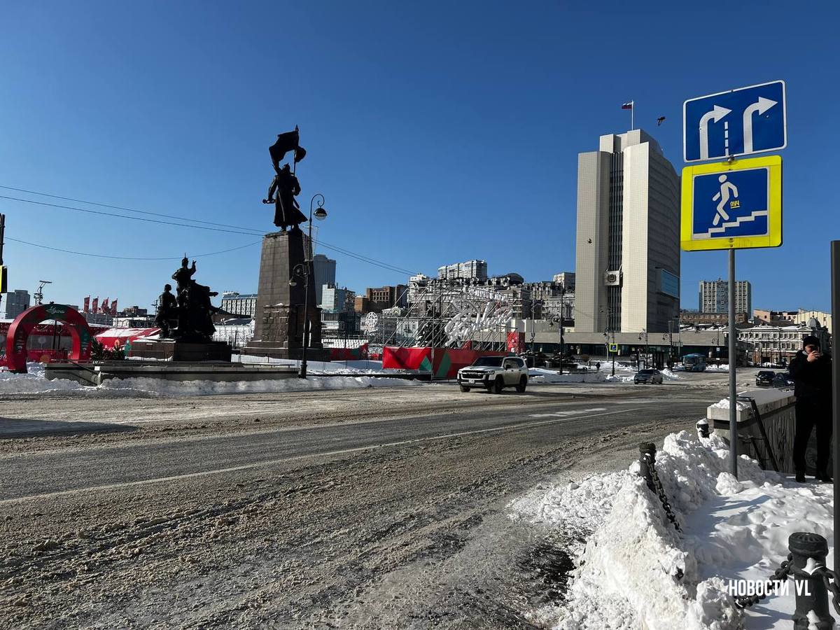 Битва с последствиями снегопада во Владтивостоке продолжается Битва с последствиями снегопада во Владтивостоке продолжается