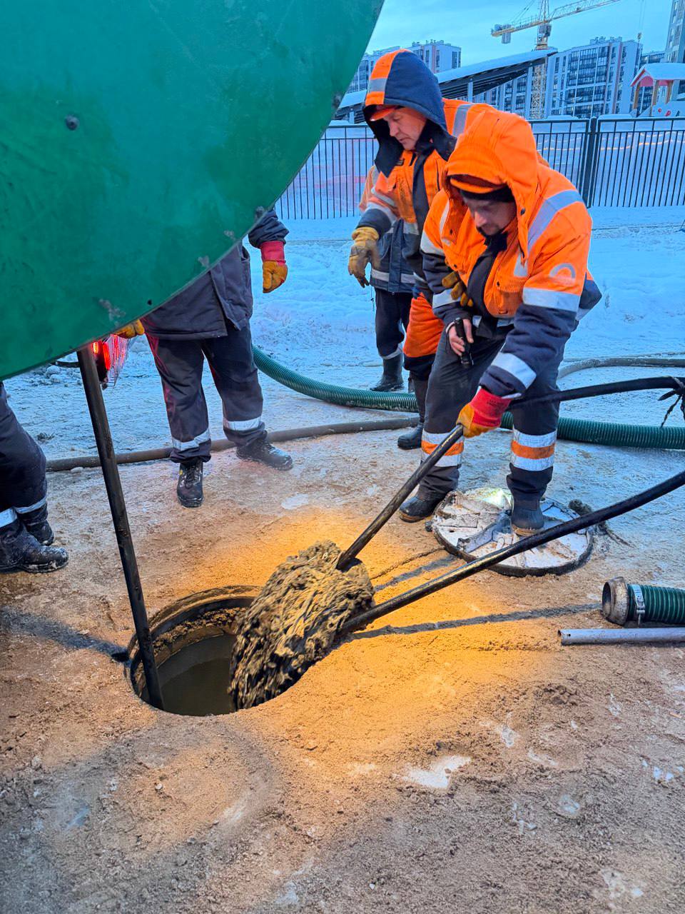 Детские санки, тряпки и коленвал от двигателя — странные находки коммунальщиков в канализации Детские санки, тряпки и коленвал от двигателя — странные находки коммунальщиков в канализации