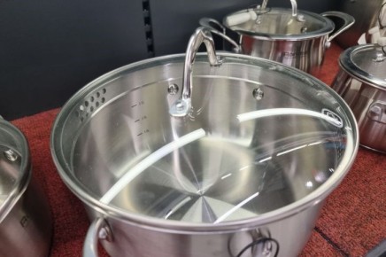 Как очистить старую кастрюлю от грязи: это средство стоит гроши