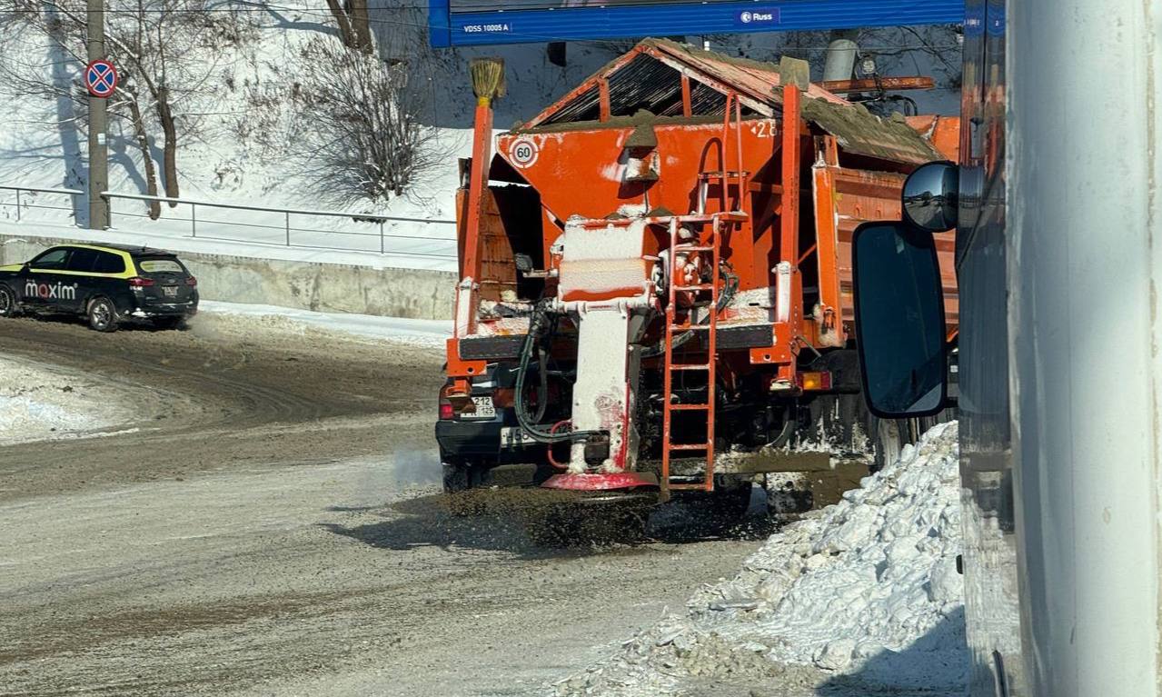 Прометание и обработка проезжей части продолжаются на улицах Владивостока Прометание и обработка проезжей части продолжаются на улицах Владивостока