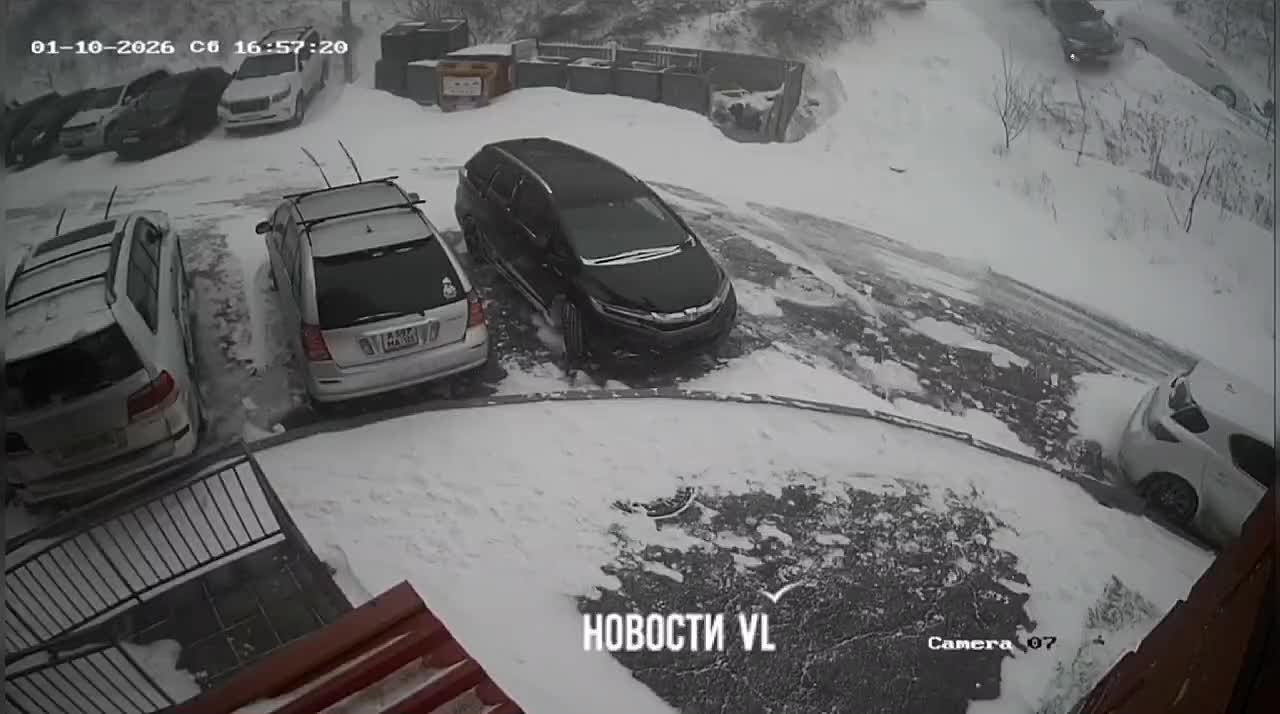 На Черняховского камеры наблюдения зафиксировали, как кроссовер сорвался со скользкой дороги и через косогор прилетел во двор многоэтажки, повредив припаркованные автомобили