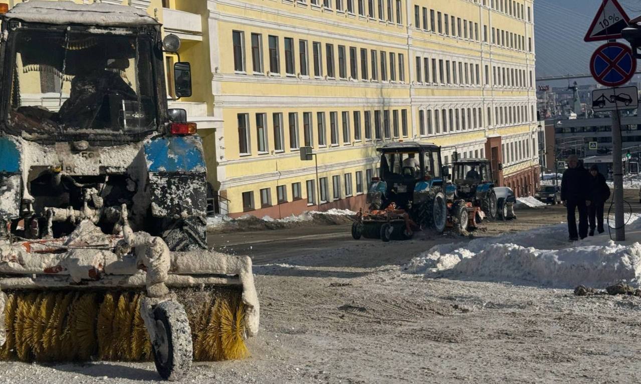 Прометание и обработка проезжей части продолжаются на улицах Владивостока Прометание и обработка проезжей части продолжаются на улицах Владивостока