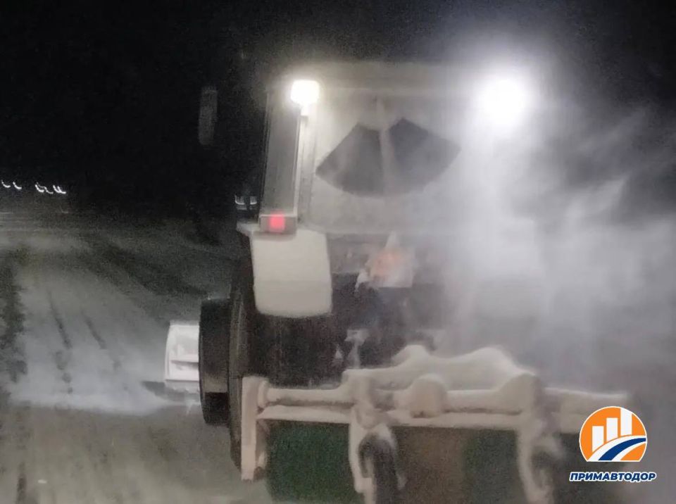 С раннего утра специалисты филиала «Спасский» очищали от снега проезжую часть: