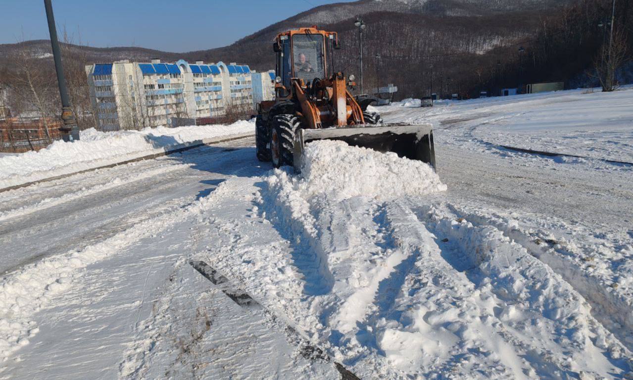 Прометание и обработка проезжей части продолжаются на улицах Владивостока Прометание и обработка проезжей части продолжаются на улицах Владивостока