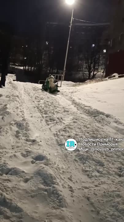 Во Владивостоке объявили свободное посещение школ 12 января из-за непогоды — вчера в регионе выпала месячная норма снега, сегодня осадки также не останавливаются