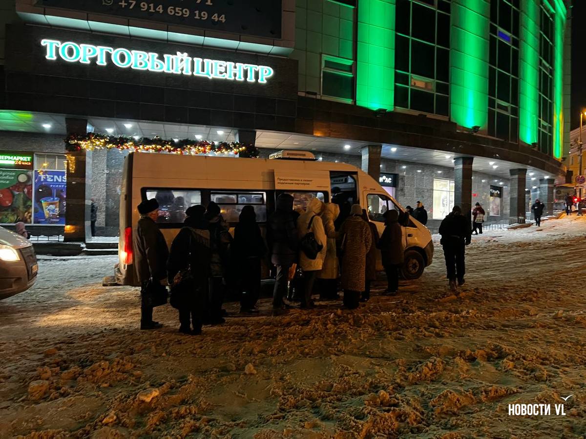 В снежной каше на площади Семёновской выстраиваются длинные очереди пассажиров в ожидании редких автобусов В снежной каше на площади Семёновской выстраиваются длинные очереди пассажиров в ожидании редких автобусов