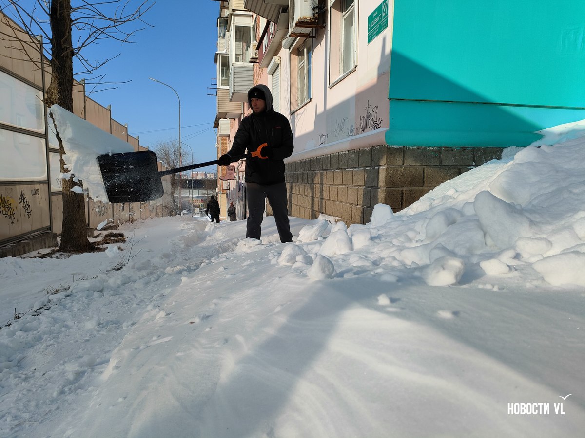 От 12 000 рублей за чужой труд или 10 000 за снегоуборщик: сколько стоит уборка и вывоз снега во Владивостоке и какие альтернативы есть у лопаты