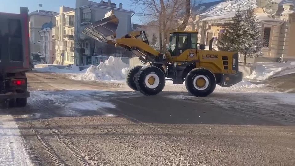 Приморские спасатели принимают участие в ликвидации последствий снежной стихии