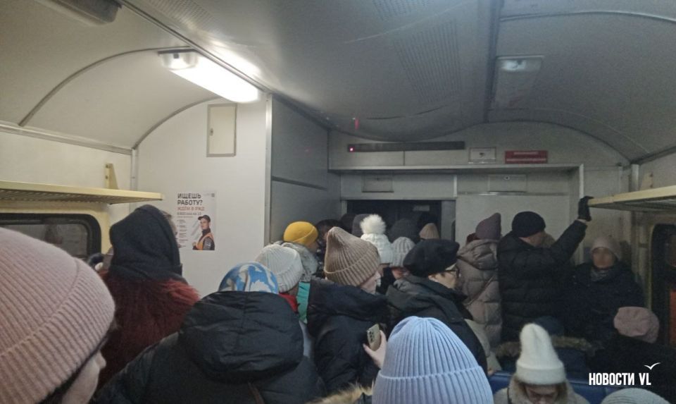 Жители Владивостока, не захотевшие стоять в 10-балльных пробках, возвращались домой в переполненных электричках