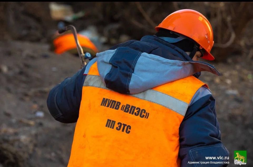 Специалисты ВПЭС устраняют технологическое повреждение на теплосетях в районе улицы Нейбута