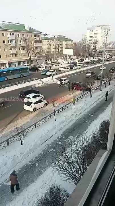 На проспекте 100-летия Владивостока легковушка протаранила леера и оказалась на встречке