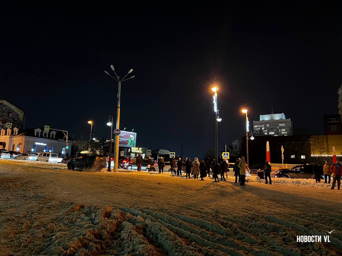 В снежной каше на площади Семёновской выстраиваются длинные очереди пассажиров в ожидании редких автобусов В снежной каше на площади Семёновской выстраиваются длинные очереди пассажиров в ожидании редких автобусов