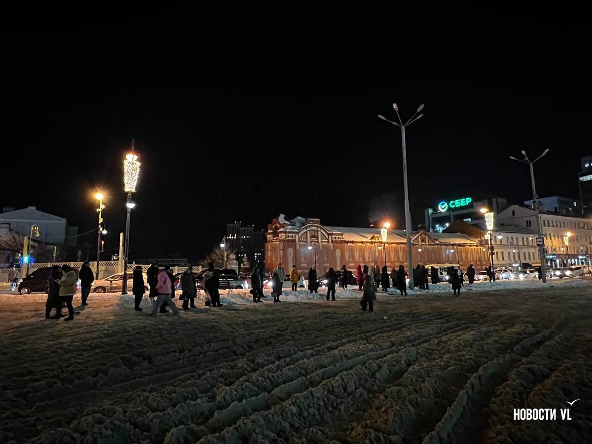 В снежной каше на площади Семёновской выстраиваются длинные очереди пассажиров в ожидании редких автобусов