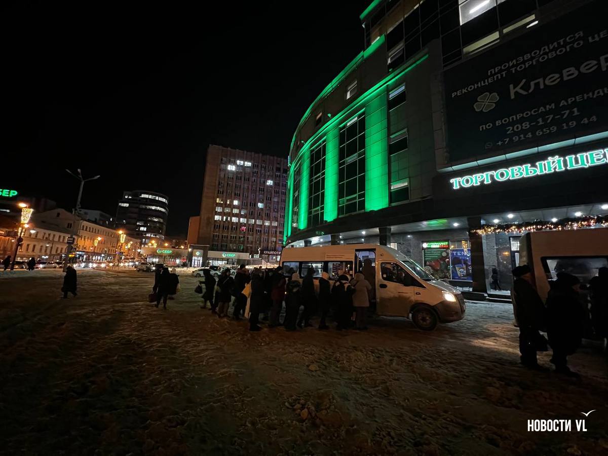 В снежной каше на площади Семёновской выстраиваются длинные очереди пассажиров в ожидании редких автобусов В снежной каше на площади Семёновской выстраиваются длинные очереди пассажиров в ожидании редких автобусов