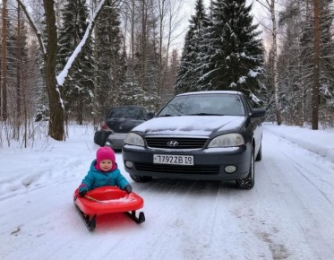 Госавтоинспекция Приморского края обращается к водителям с важным предупреждением: использование автомобиля для буксировки тюбингов, санок и других подобных приспособлений категорически запрещено и несет серьезную опасность