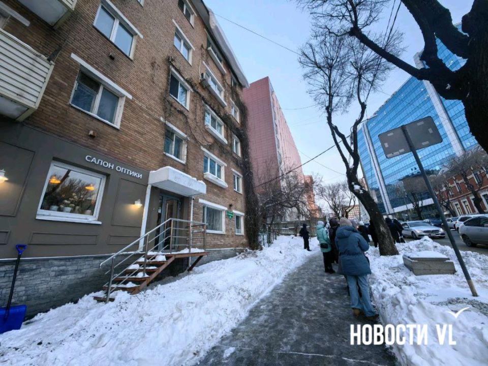 С крыши дома над остановкой Фонтанная свисает большой накат снега