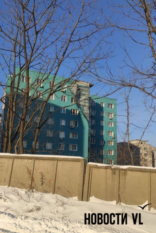 Уже несколько дней часть облицовки фасада свисает у дома на Карбышева, 48. Повреждение произошло ещё во время непогоды