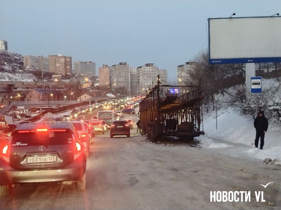 «Как здорово, что все мы здесь…» – Владивосток вновь встретил рабочий день в 10-балльных пробках
