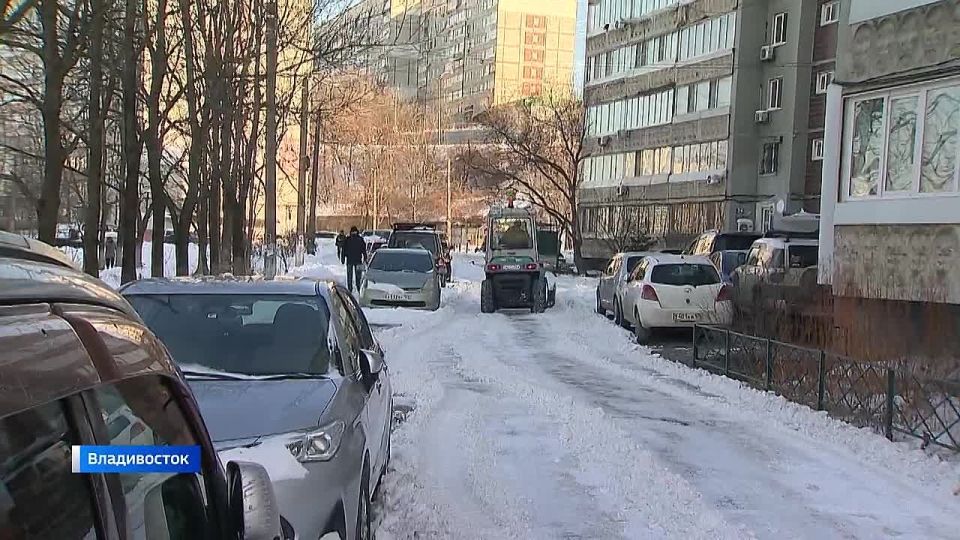 Первый рабочий день 2026 года во Владивостоке начался с 10-балльных пробок, заснеженных тротуаров и баснословных цен на такси