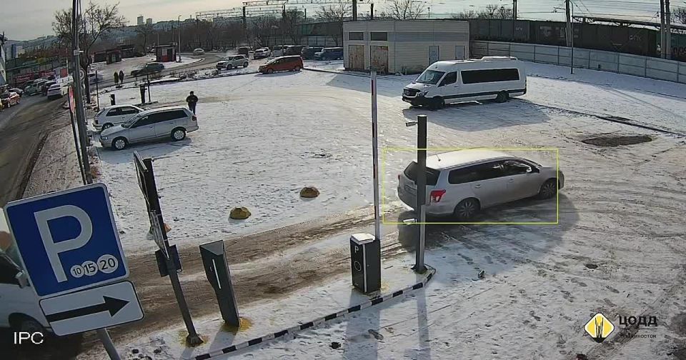 Микроавтобус повредил шлагбаум на платной парковке на Шуйской