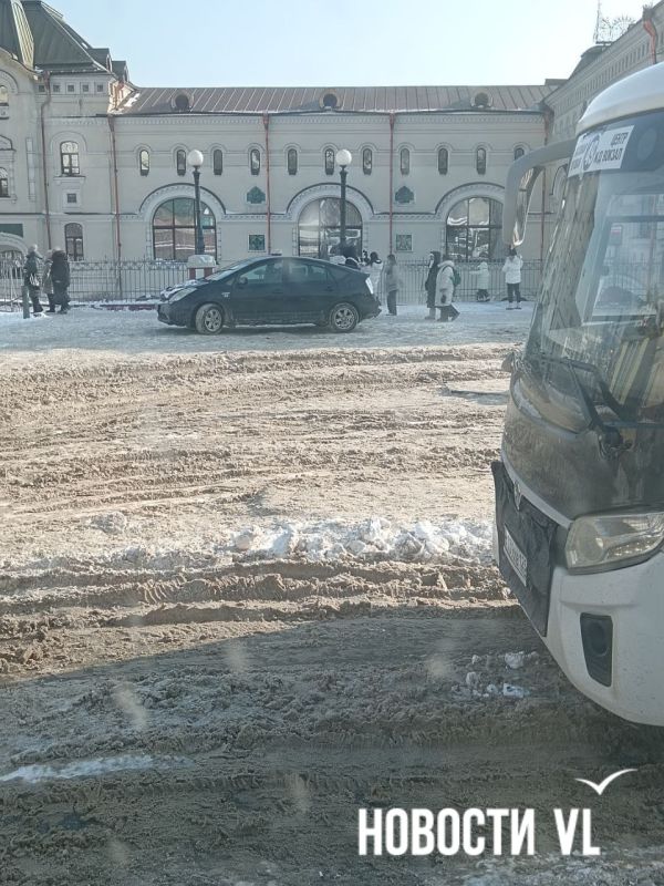 Крупная автобусная остановка «Ж/д вокзал» тоже до сих пор не убрана