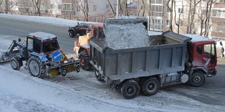 Дорожники Владивостока продолжат ликвидировать последствия снегопада