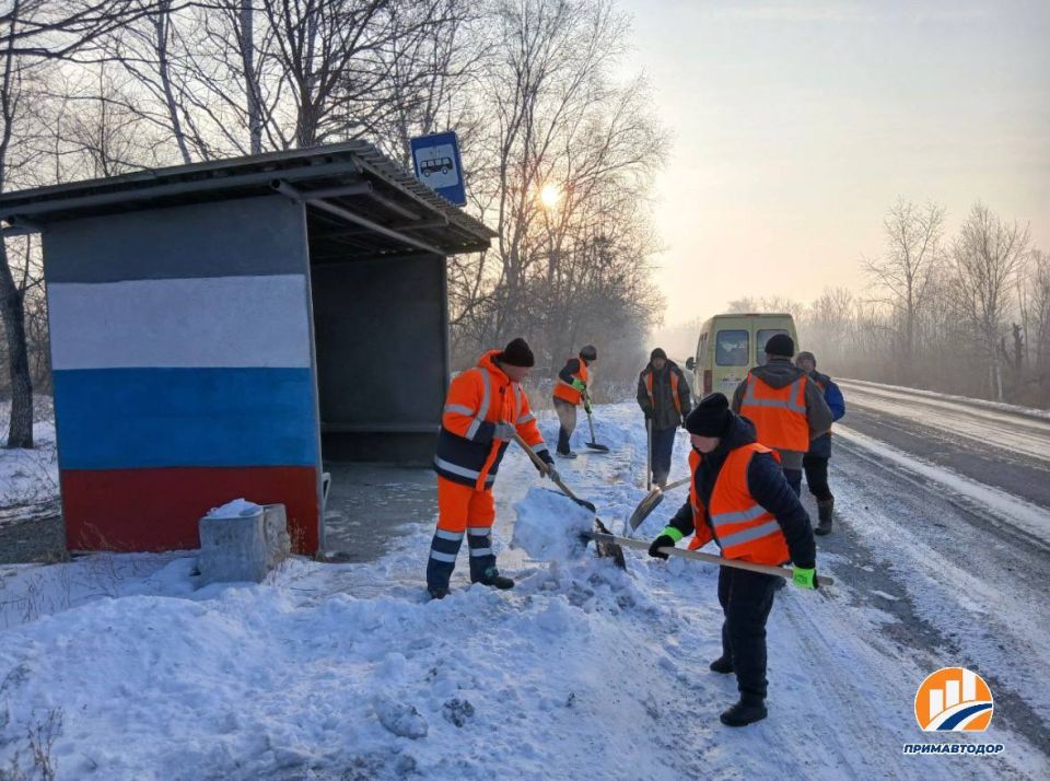 Специалисты очищают автопавильоны от снега с 368 по 398 километры дороги Осиновка – Рудная Пристань