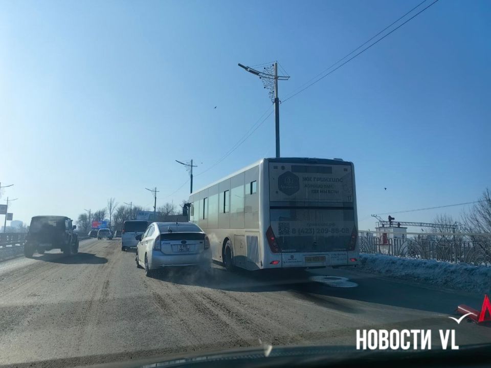 Дорожную ситуация от Молодёжной до Зари усугубило ДТП с участием автобуса на полосе в сторону Некрасовской