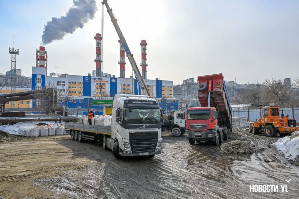 «Днём мы поставим город в пробки»: как работают дорожники после снегопада во Владивостоке