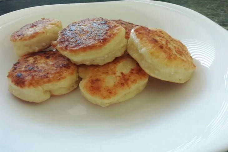 Какой творог выбрать для сырников, чтобы они не расползались: совет от повара