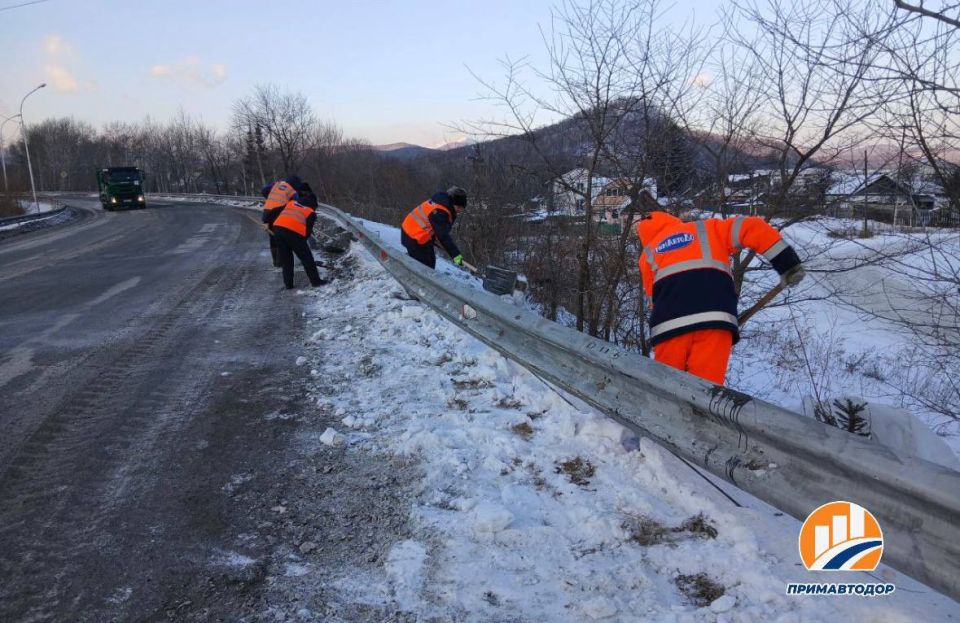 Специалисты Примавтодора ведут очистку барьерного ограждения на дороге Осиновка – Рудная Пристань с 357 по 359 километры