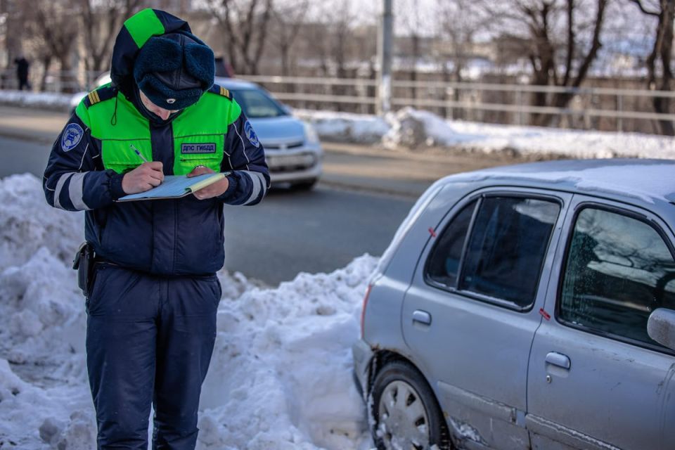 На Партизанском проспекте эвакуировали машину, которая мешала уборке снега