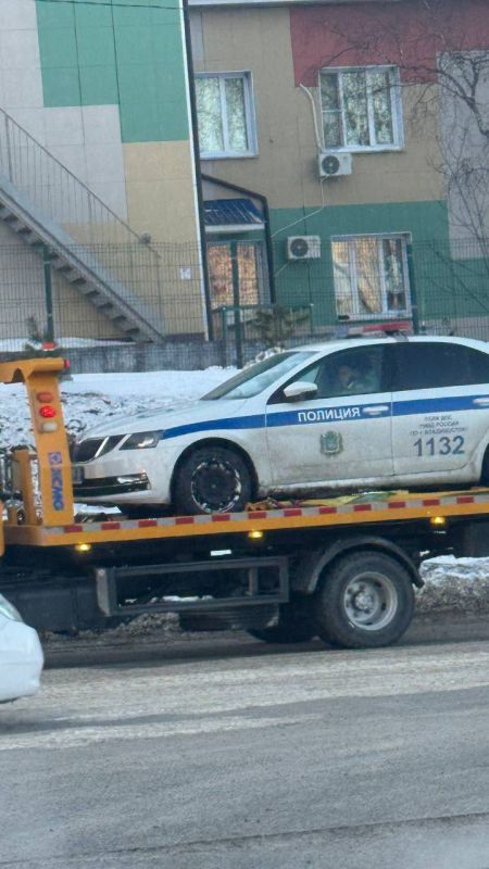 Во Владивостоке эвакуатор увез патрульную машину ДПС вместе с инспекторами