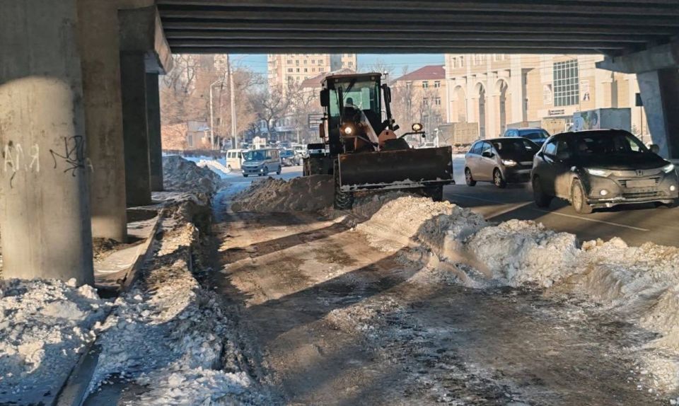 В круглосуточном режиме сотрудники городской службы продолжают расчистку дорог и тротуаров, а также обработку проезжей части противогололедными реагентами и вывоз снега