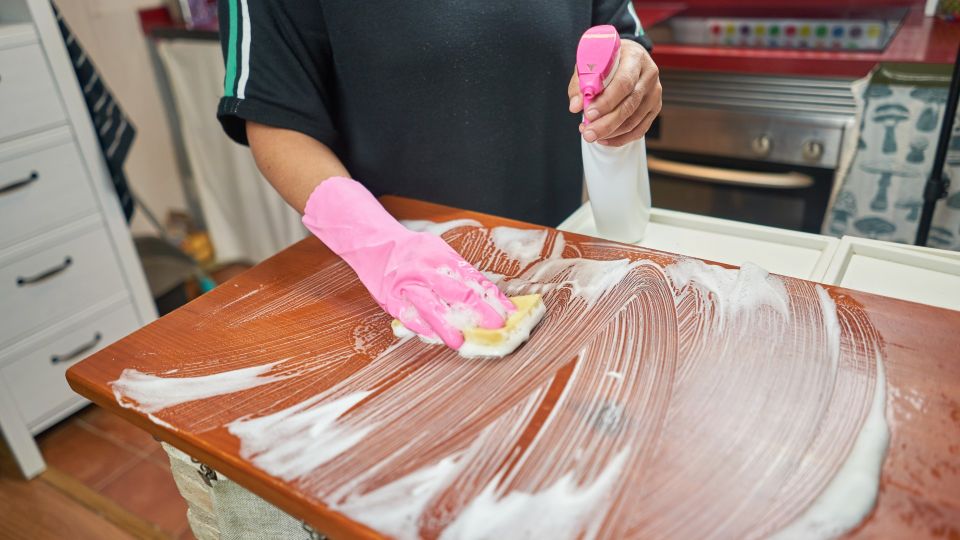 Этот копеечный состав растворит налет на кухонной мебели и фасады не повредит