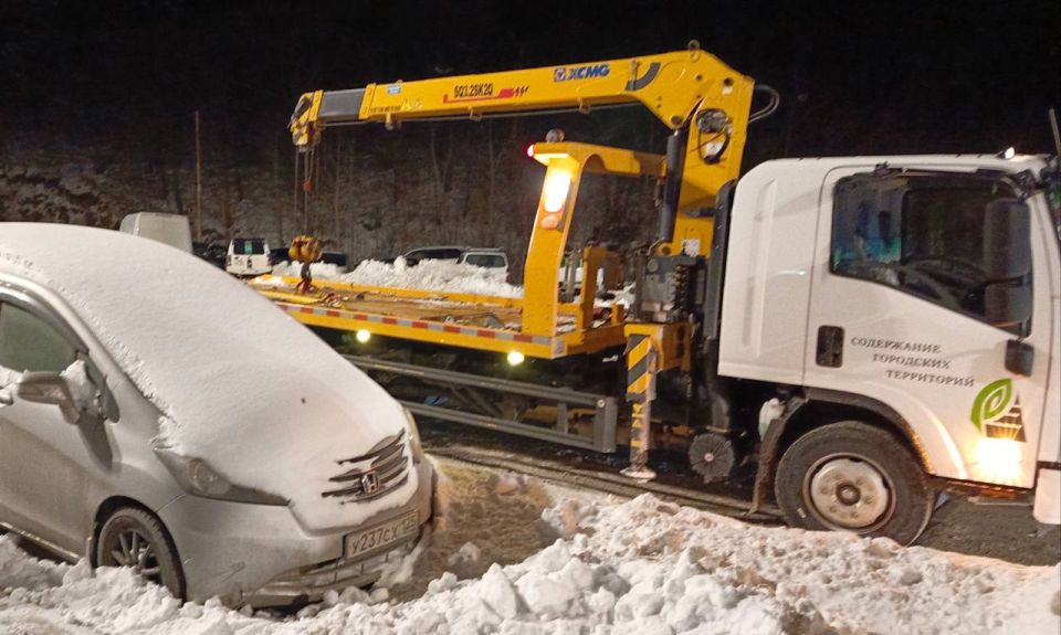 Во Владивостоке продолжают эвакуацию автомобилей, мешающих уборке снега