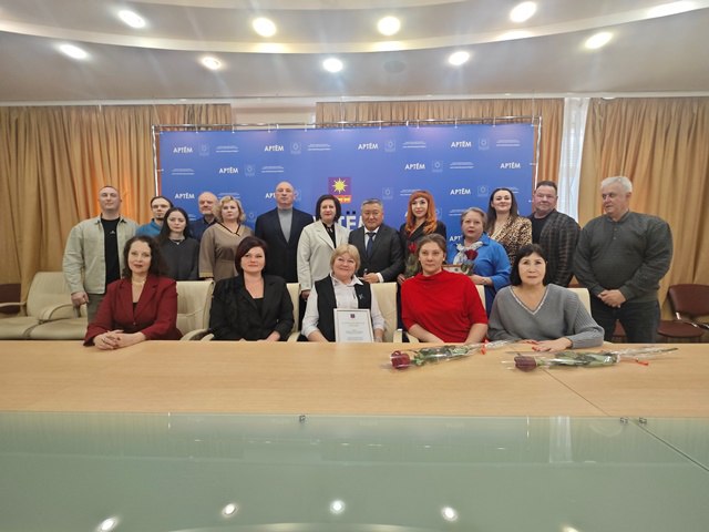 Депутат #ЗСПК Игорь Чемерис отметил журналистов Артёма