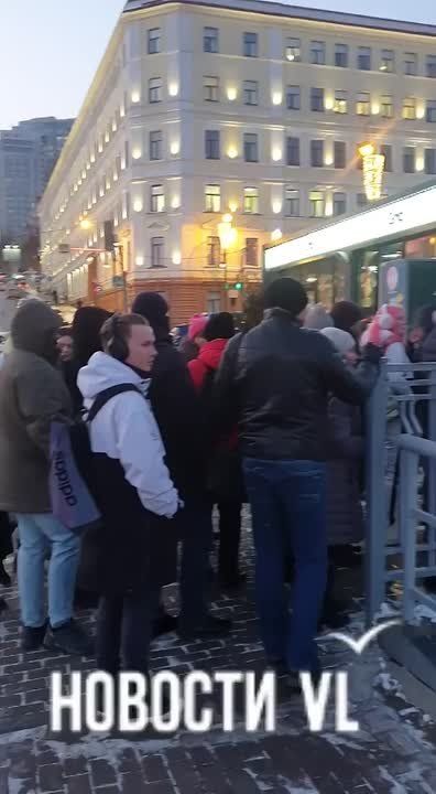 На вокзале во Владивостоке очередь на электричку до Чуркина растянулась на сотню метров