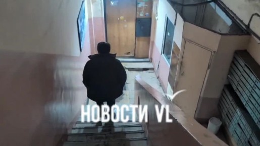 В доме рядом с горящим кафе, на Нижнепортовой, 6г, паники нет - кто-то спокойно бродит по коридору, кто-то спускается с животным и переноской вниз, сигнализация в доме не работает, да и вряд ли она в нм есть