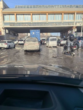 Автомобильную дорогу в районе площади Луговой затопило, она начинает покрываться льдом