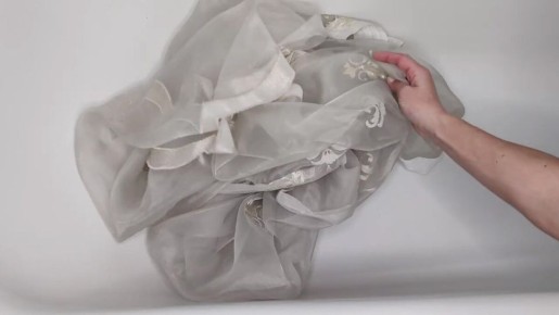 Как вернуть тюлю белоснежность с помощью обычной соли