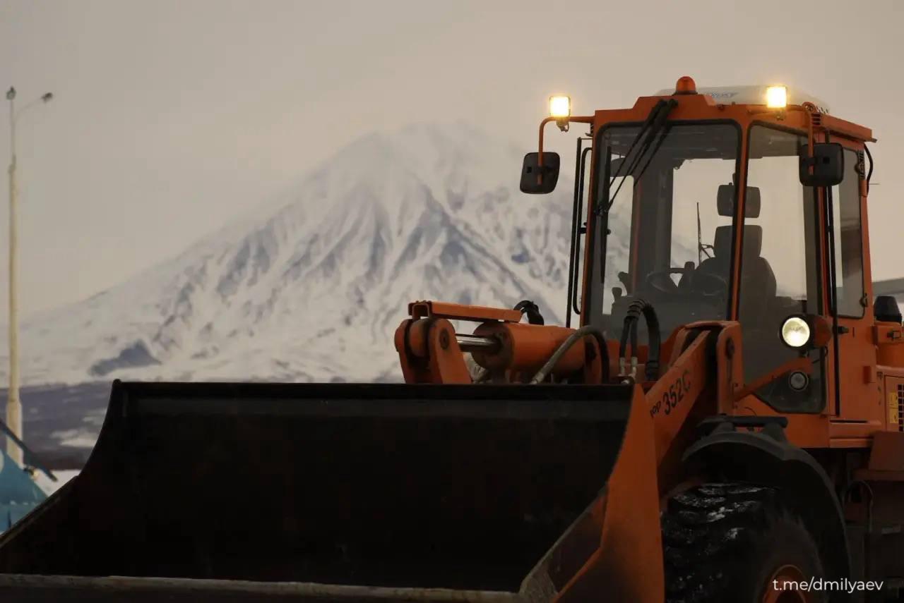 На Камчатку прибыла первая партия снегоуборочной техники, направленная Правительством РФ в качестве помощи в ликвидации последствий циклона, сообщил губернатор края Владимир Солодов