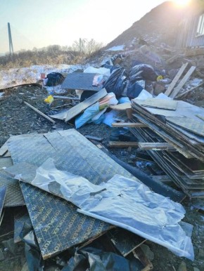 Строители убрали мусор, который 18 января был скинут с косогора стройплощадки ЖК «Гавань» на 3-й Поселковой