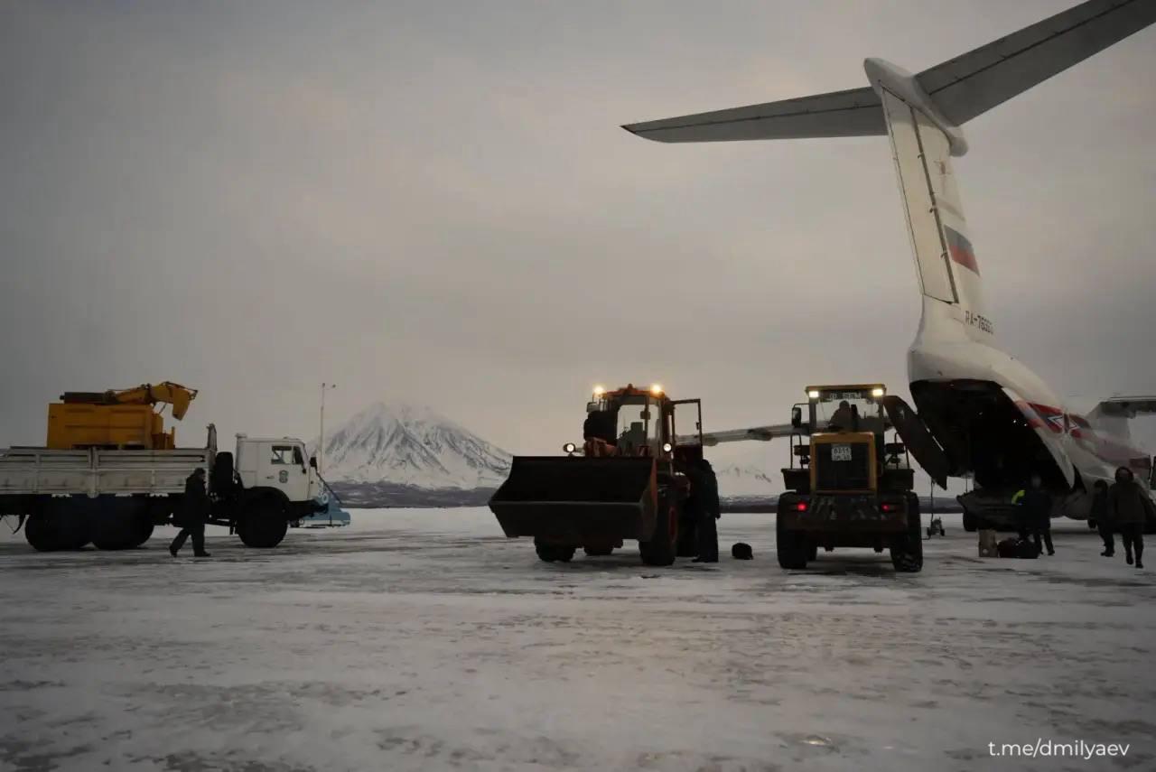 На Камчатку прибыла первая партия снегоуборочной техники, направленная Правительством РФ в качестве помощи в ликвидации последствий циклона, сообщил губернатор края Владимир Солодов На Камчатку прибыла первая партия снегоуборочной техники, направленная Правительством РФ в качестве помощи в ликвидации последствий циклона, сообщил губернатор края Владимир Солодов