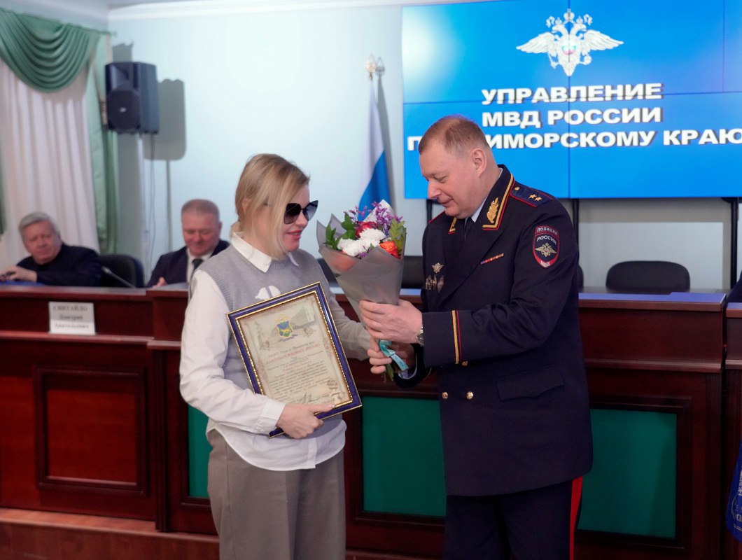 Полиция и общество: Александр Табакаев поблагодарил общественников и СМИ за совместную работу Полиция и общество: Александр Табакаев поблагодарил общественников и СМИ за совместную работу