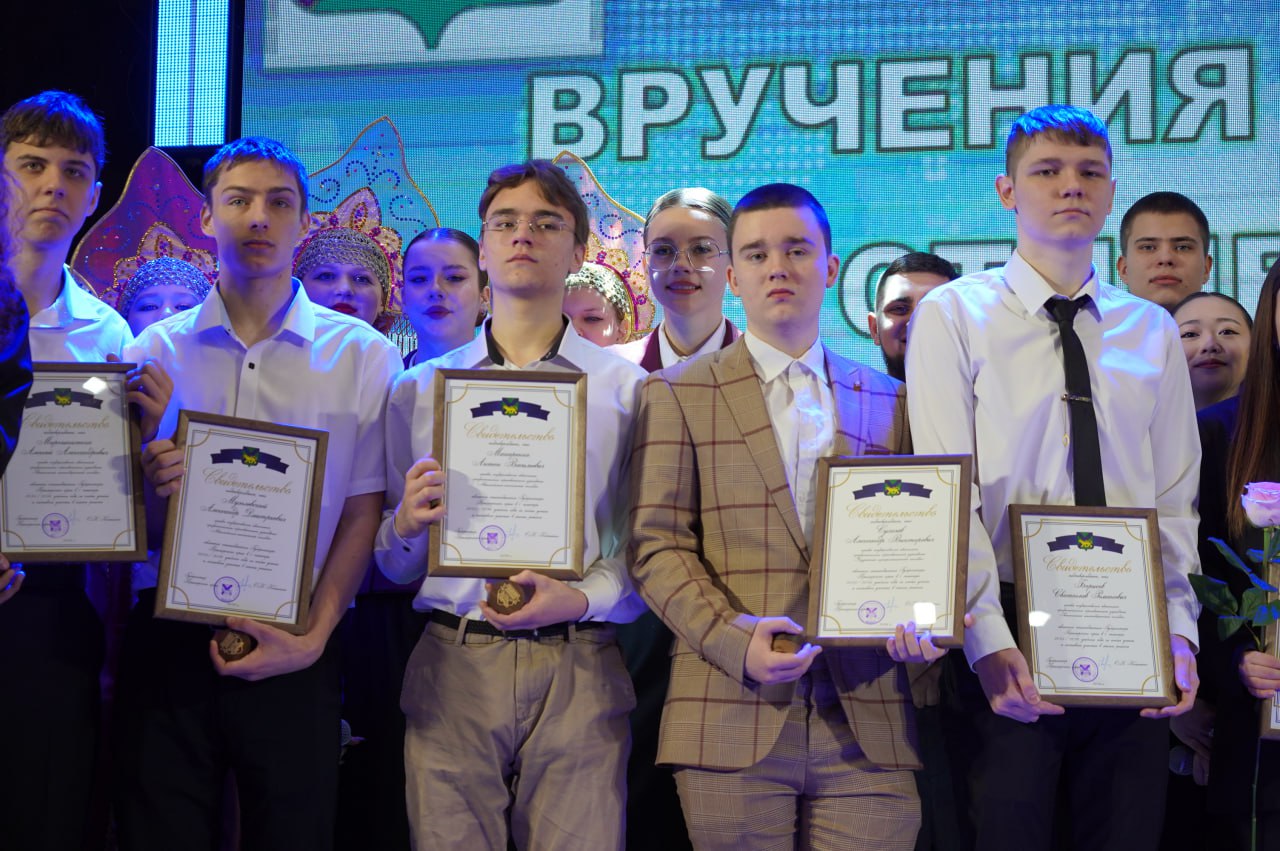 Евгений Корж: Сегодня в Уссурийске торжественно вручили именные стипендии Губернатора Приморского края студентам колледжей Евгений Корж: Сегодня в Уссурийске торжественно вручили именные стипендии Губернатора Приморского края студентам колледжей