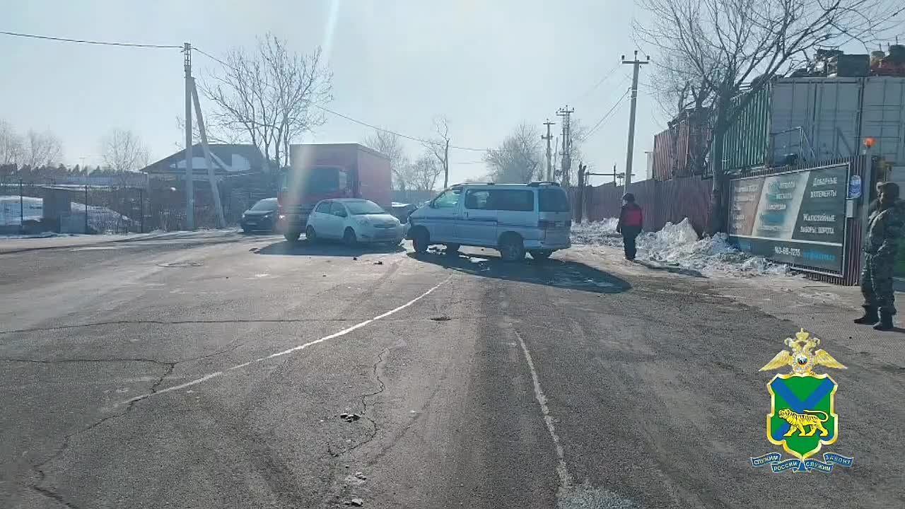 В Артеме Госавтоинспекция устанавливает обстоятельства ДТП, в результате которого пострадал несовершеннолетний пассажир