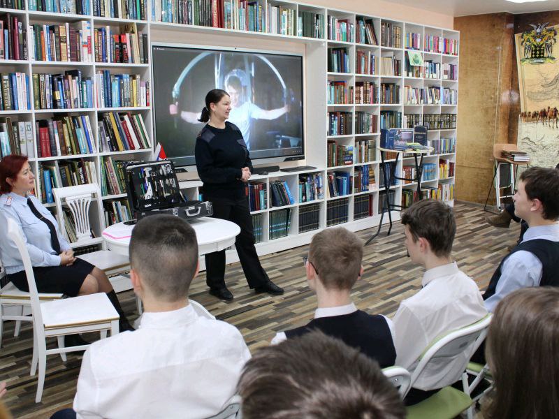 «Студенческий десант» в Фокино: полицейские и общественники провели встречу со старшеклассниками «Студенческий десант» в Фокино: полицейские и общественники провели встречу со старшеклассниками